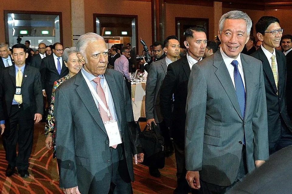 PERTUMBUHAN MELALUI INTERAKSI, PELUANG DI ASIA SELATAN: Perdana Menteri Lee Hsien Loong (dua dari kanan) bersama Pengerusi Institut Kajian Asia Selatan (ISAS) yang juga Duta Besar Berkuasa Penuh Kementerian Ehwal Luar Singapura, Encik Gopinath Pillai (di sebelah kanan PM Lee), menghadiri Majlis Makan Malam Persidangan Ketiga Diaspora Asia Selatan (SADC) 2016 anjuran ISAS di Pusat Konvensyen Raffles City malam tadi yang dihadiri lebih 1,000 tetamu kehormat daripada lebih 50 penggubal dasar utama, pemimpin perniagaan, ahli akademik serta pemimpin masyarakat sivil terkemuka rantau ini. - Foto KHALID BABA