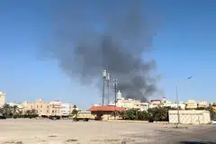 Asap tebal kelihatan naik dari kawasan sekitar Kedutaan Amerika Syarikat susulan satu serangan, ketika konflik Amerika Syarikat dan Israel dengan Iran, di Bayan, Kuwait, pada 2 Mac 2026, berdasarkan rakaman video.