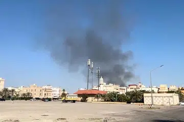 Asap tebal kelihatan naik dari kawasan sekitar Kedutaan Amerika Syarikat susulan satu serangan, ketika konflik Amerika Syarikat dan Israel dengan Iran, di Bayan, Kuwait, pada 2 Mac 2026, berdasarkan rakaman video.