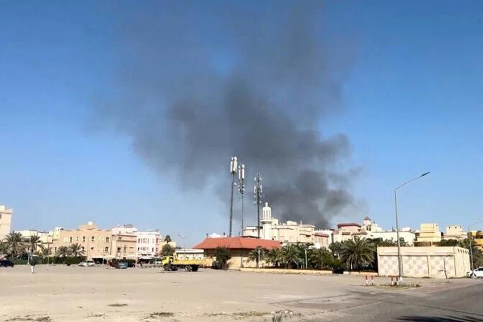 Asap tebal kelihatan naik dari kawasan sekitar Kedutaan Amerika Syarikat susulan satu serangan, ketika konflik Amerika Syarikat dan Israel dengan Iran, di Bayan, Kuwait, pada 2 Mac 2026, berdasarkan rakaman video.