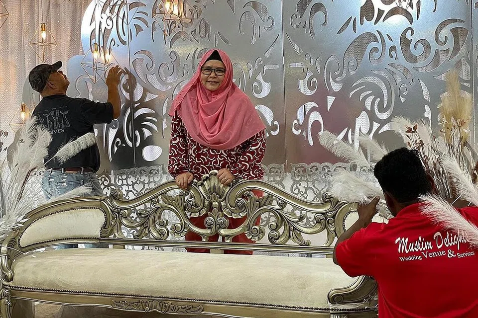 BERSIAP BAGI MAJLIS LEBIH BESAR: Penyedia khidmat perkahwinan Muslim Delights, Cik Hafidah Daud (gambar), bersiap sedia bagi mengadakan majlis yang lebih besar ekoran kelonggaran yang membenarkan hingga 100 tetamu untuk menghadiri majlis perkahwinan. - Foto MUSLIM DELIGHTS