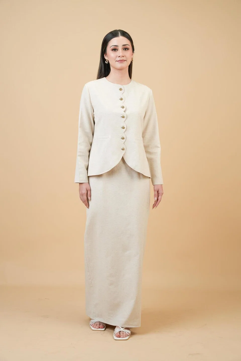 ‘Nadi Scallop Linen Kurung’ ($109) diperbuat daripada kain linen yang selesa, dihiasi dengan reka bentuk butang sulam biku dan skirt potongan lurus.