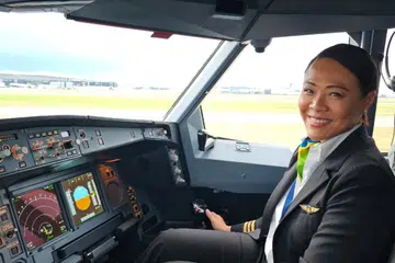Kesediaan Cik Suzanna Seng untuk menempuh cabaran kerjaya dalam industri penerbangan menyaksikan peralihan beliau sebagai seorang pramugari Etihad Airways kepada juruterbang pesawat RwandAir.