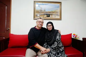 Cik Siti Rahmah Abdul Hamid, 67 tahun (kanan) bersama suaminya, Encik Abdul Jalil Mohamed Ali, 68 tahun, menerima Anugerah Sukarelawan Cemerlang MSF 2026 atas dedikasi mereka menjaga kanak-kanak titipan sejak 2005.