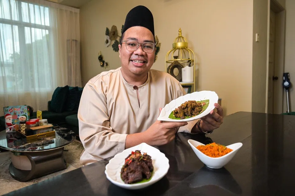 Usahawan dan pempengaruh media sosial, Encik Arif Dollah, berkongsi tiga resipi, rendang tok, serondeng kering dan sate goreng untuk hidangan sempena Hari Raya.