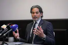 BERSEDIA: Encik Khairy Jamaluddin sedia terima mana-mana kawasan baru yang ditentukan pucuk pimpinan Barisan Nasional (BN) pada Pilihan Raya Umum Ke-15 (PRU15) akan datang. - Foto BH oleh GAVIN FOO