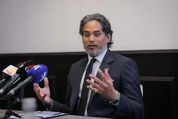 BERSEDIA: Encik Khairy Jamaluddin sedia terima mana-mana kawasan baru yang ditentukan pucuk pimpinan Barisan Nasional (BN) pada Pilihan Raya Umum Ke-15 (PRU15) akan datang. - Foto BH oleh GAVIN FOO