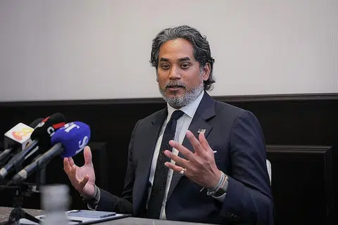 SITUASI BERTAMBAH BAIK: Encik Khairy optimis situasi berhubung larangan eksport ayam oleh Malaysia kian bertambah baik dengan pelbagai usaha yang sedang dijalankan untuk menambah jumlah ayam yang dihasilkan, dan untuk memastikan terdapat bekalan dedak yang dimampui bagi ayam di Malaysia dalam satu wawancara dengan media di Singapura semalam. - Foto BH oleh GAVIN FOO