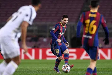 GAJI MESSI: Messi dilaporkan sebagai pemain bola sepak berpendapatan tertinggi di dunia dengan dibayar anggaran 8.2 juta euro ($13.3 juta) sebulan oleh Barca. - Foto AFP
