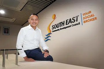 WUJUD SINERGI: Menurut Encik Fahmi (atas), terdapat banyak sinergi antara peranannya sebagai mayor CDC South East dengan tugas memimpin M3@Geylang Serai kerana ia membolehkannya menghubungkan penduduk dengan lebih banyak sumber dan daya usaha baik di peringkat masyarakat mahupun di peringkat nasional. - Foto BH oleh ALPHONSUS CHERN