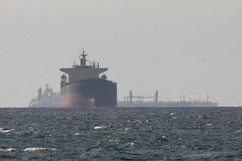 Kapal kargo dilihat di perairan dari utara Ras al-Khaimah, Amiriah Arab Bersatu (UAE) berdekatan Selat Hormuz, di tengah-tengah konflik melibatkan Amerika Syarikat, Israel dan Iran.