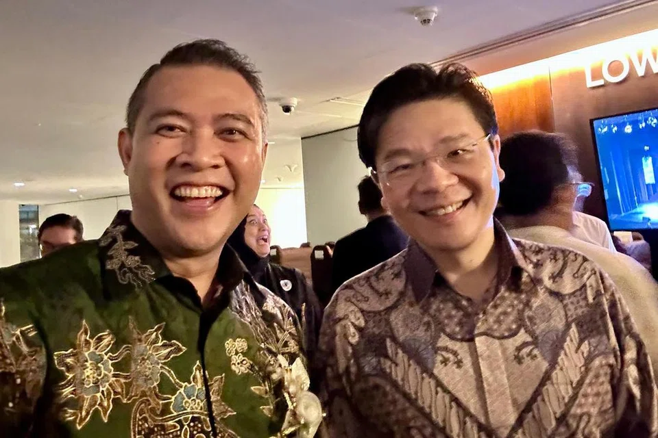 Bagi Encik Azriman Mansor (kiri), walaupun interaksinya dengan Perdana Menteri, Encik Lawrence Wong, hanya menerusi acara anjuran GRC Marsiling-Yew Tee, beliau dapat melihat kebijaksanaan dan keselesaan Encik Wong bergaul dengan penduduk.