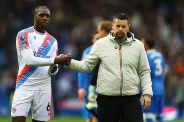 Pengurus Crystal Palace, Pierre Sage, kelihatan kecewa ketika bersalaman dengan pemain pertahanan pasukannya, Jaydee Canvot, selepas perlawanan Liga Perdana England (EPL) menentang Brighton & Hove Albion di Stadium American Express, Brighton, Britain pada 18 Oktober 2026.