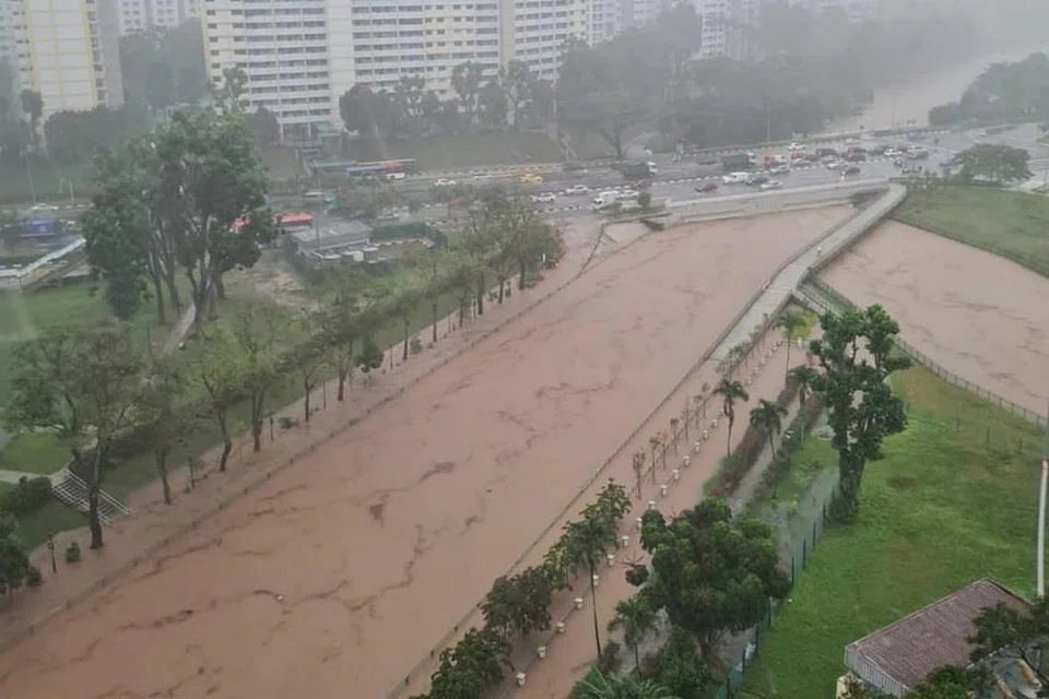 Banjir di Penghubung Taman Ulu Pandan selepas hujan lebat pada 17 April 2021. 