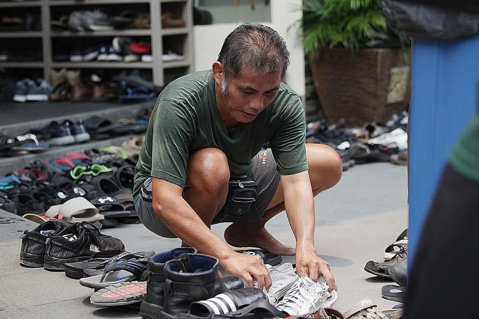 RUTIN MINGGUAN: Walaupun berbangsa Cina dan bukan beragama Islam, Encik Tan rajin menyusun selipar dan kasut jemaah Masjid Al-Mawaddah setiap waktu solat Jumaat. - Foto BH oleh MARCELLIN LOPEZ