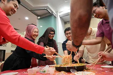 Jamuan makan malam Tahun Baru Cina anjuran Masjid Al-Falah dihadiri sekitar 40 hadirin, termasuk  relawan dan anggota Lembaga Pentadbir Masjid tersebut yang berbangsa Cina dan beragama Islam, serta keluarga mereka.