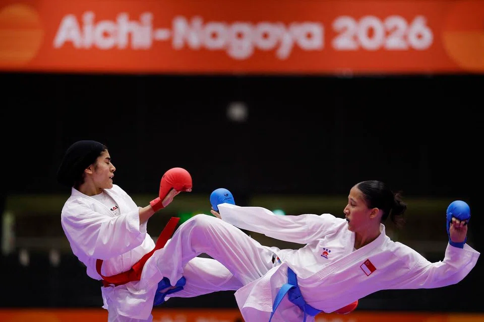 Atlet karate Singapura, Hafezan Marissa (kanan), ketika bertarung menentang lawan dari Iran, Fatemehzahra Saeidabadi, dalam acara kumite 55 kilogram wanita di Sukan Asia ini.