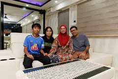 Encik Muhammad Faizal Abdullah (kanan) dan isterinya, Cik Noor Shaheerah Sudan (dua dari kanan), berkongsi komitmen kukuh dalam mengutamakan pendidikan anak-anak, (dari kiri) Saif Aqasha Ramadhan Muhammad Faizal dan Juwita Aisyah Ramadhani Muhammad Faizal, meskipun terpaksa melakukan pengorbanan bagi menyesuaikan diri dengan peningkatan kos sara hidup.