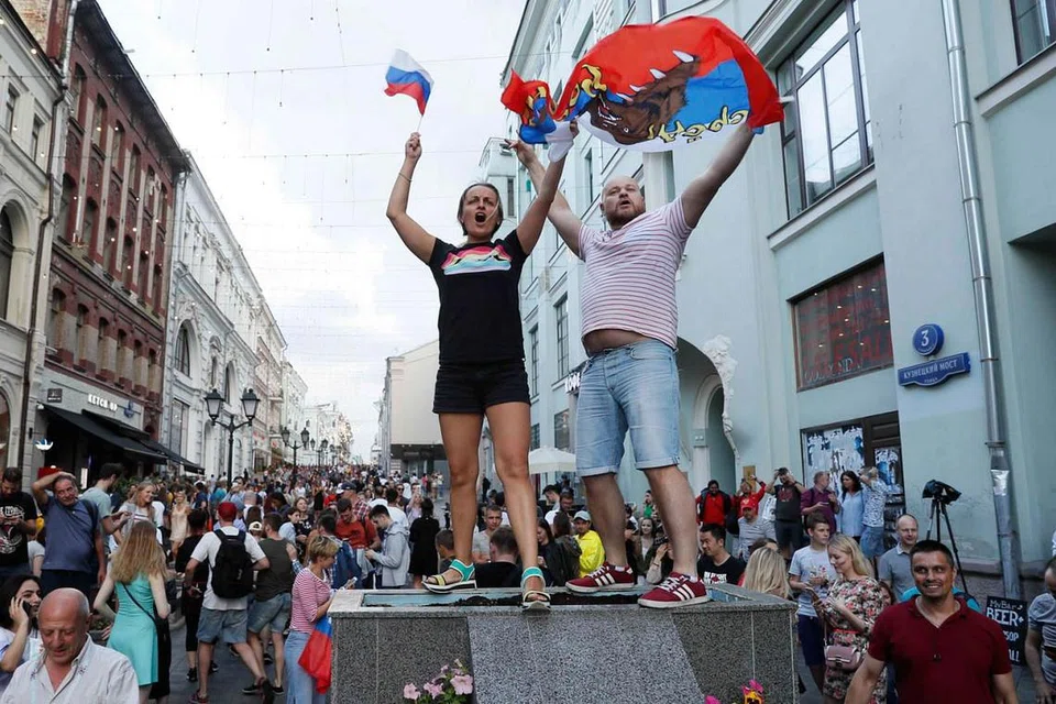 RAIKAN KEJAYAAN: Penyokong Russia meraikan kejayaan luar dugaan pasukan mereka mengatasi Sepanyol kelmarin untuk mara ke suku akhir Piala Dunia ini. - Foto REUTERS