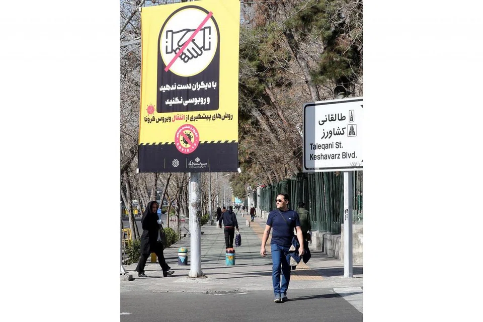SEBAR MESEJ: Papan tanda di ibu kota Iran, Teheran, mengenai tingkah laku untuk mencegah penularan Covid-19, termasuk tidak bersalaman. - Foto EPA-EFE