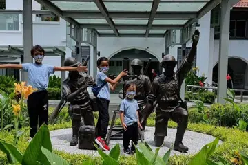 KENALI WIRA PERANG: Penulis telah membawa anak-anaknya, (dari kiri) Irfan Bazil, Iqbal Zakir dan Ilyas Khalid, mengunjungi muzium Reflections of Bukit Chandu untuk memberikan pengalaman pembelajaran lebih imersif dan menyeluruh bagi mengenali wira perang Leftenan Adnan dan sejarah askar Rejimen Melayu. - Foto BH oleh SHAHIDA SARHID