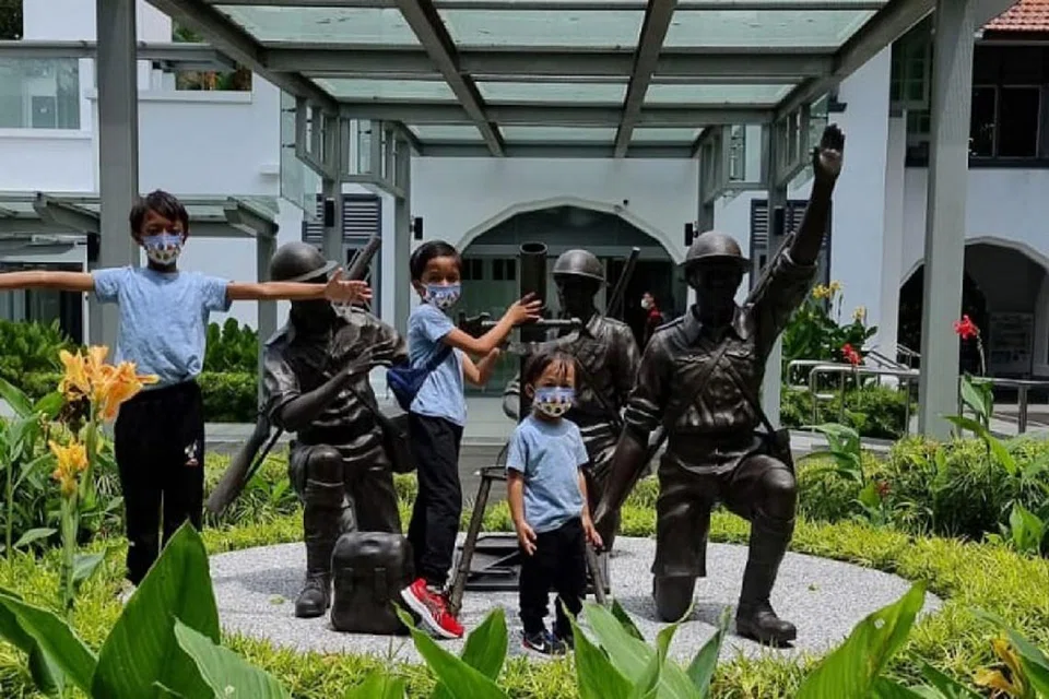 KENALI WIRA PERANG: Penulis telah membawa anak-anaknya, (dari kiri) Irfan Bazil, Iqbal Zakir dan Ilyas Khalid, mengunjungi muzium Reflections of Bukit Chandu untuk memberikan pengalaman pembelajaran lebih imersif dan menyeluruh bagi mengenali wira perang Leftenan Adnan dan sejarah askar Rejimen Melayu. - Foto BH oleh SHAHIDA SARHID