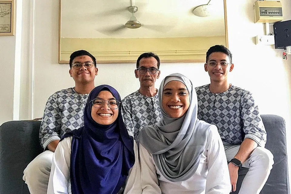 SUDAH KENAL ERTI SUSAH: Encik Zulhaqem (kiri) memulakan Project Hills bersama tiga adik beradiknya, Encik Zulfeqar (kanan), Cik Zulastri (barisan depan kanan) dan Cik Zulayqha. Bapanya, Encik Zulkifli Atnawai (tengah), turut membantu menjadi 'mata dan telinga' demi mengenalpasti mereka yang memerlukan. - Foto ihsan ZULAYQHA ZULKIFLi