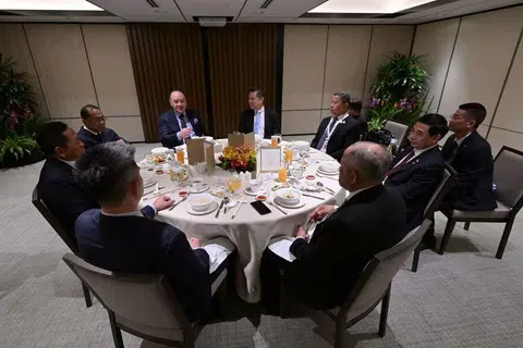 Lapan menteri pertahanan Asean  bermesyuarat sambil sarapan pagi pada 30 Mei, yang dihoskan bersama oleh Menteri Pertahanan Singapura Encik Chan Chun Sing (tengah, kanan) dan Setiausaha Pertahanan Negara Filipina Encik Gilberto Teodoro Jr (tengah, kiri).