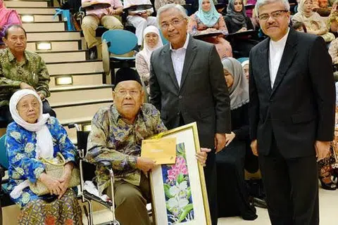 CERAMAH ARIF BUDIMAN KE-11: Selain ceramah Datuk Al Azhar dari Lembaga Adat Melayu Riau, Encik Hawazi turut melancarkan lagu Pusat Bahasa Melayu Singapura gubahan Encik Abdolah Lamat (baju batik hijau) dengan senikata Pendeta Dr Muhd Ariff Ahmad (berkerusi roda). Bersama beliau ialah pengarah MLCS Encik Mohd Noh Daipi. - Foto KHALID BABA.