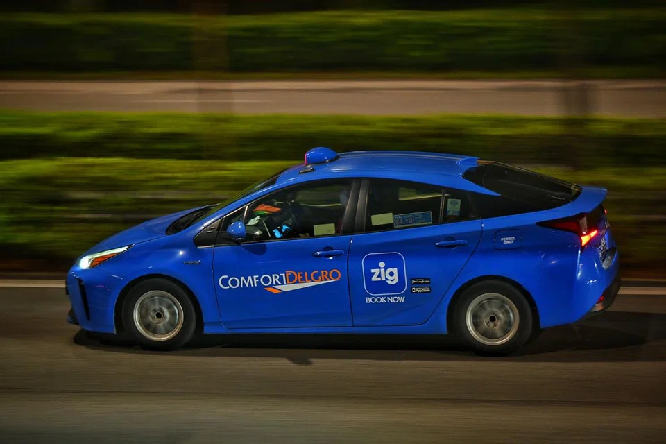 TAMBANG NAIK: Untuk membantu teksi membiayai kos operasi lebih tinggi berikutan kenaikan harga bahan api, inflasi  dan kenaikan Cukai Barang Dan Perkhidmatan (GST), ComfortDelGro memperkenalkan perubahan struktur tambang baru termasuk kenaikan tambang dan waktu surcaj baru, bermula 13 Disember 2023, 6 pagi.