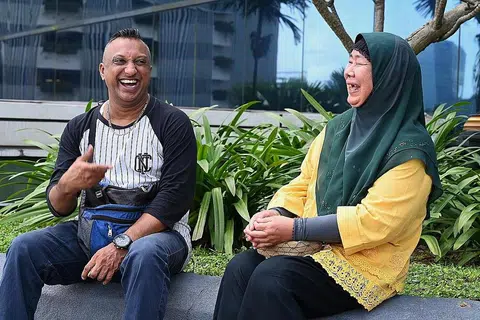 PESAKIT HERNIA: Encik Saleem dan Cik Rosnah menarik nafas lega selepas masalah angin pasang atau hernia yang dialami mereka pulih selepas pembedahan. - Foto-foto BH oleh MOHD KHALID BABA