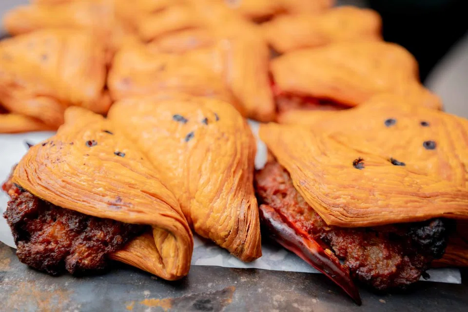 Karipap yang dihasilkan Cik Hazreen, diadun kulitnya dengan menggunakan tangan, demi menghasilkan lapisan kulit pastri yang cantik, halus, rangup dan mudah dikunyah biarpun dibiar sehingga sejuk.