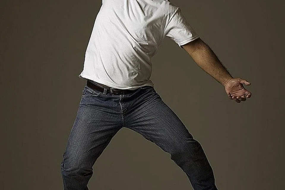 TANAM SEMANGAT SUKA MENCUBA: Sejak hilang daya penglihatan beransur-ansur lebih sedekad lalu, penggiat seni cacat penglihatan, Encik Muhammad Hidayat Rahmatullah Mohamad Yaakob, menggagahkan semangat mencuba bermacam-macam kegiatan daripada sukan 'goalball' sehingga mewakili negara bagi Sukan Para dan seni pementasan dan lakonan suara dalam pesta teater belia M1 Peer Pleasure. - Foto THE FAT FARMER