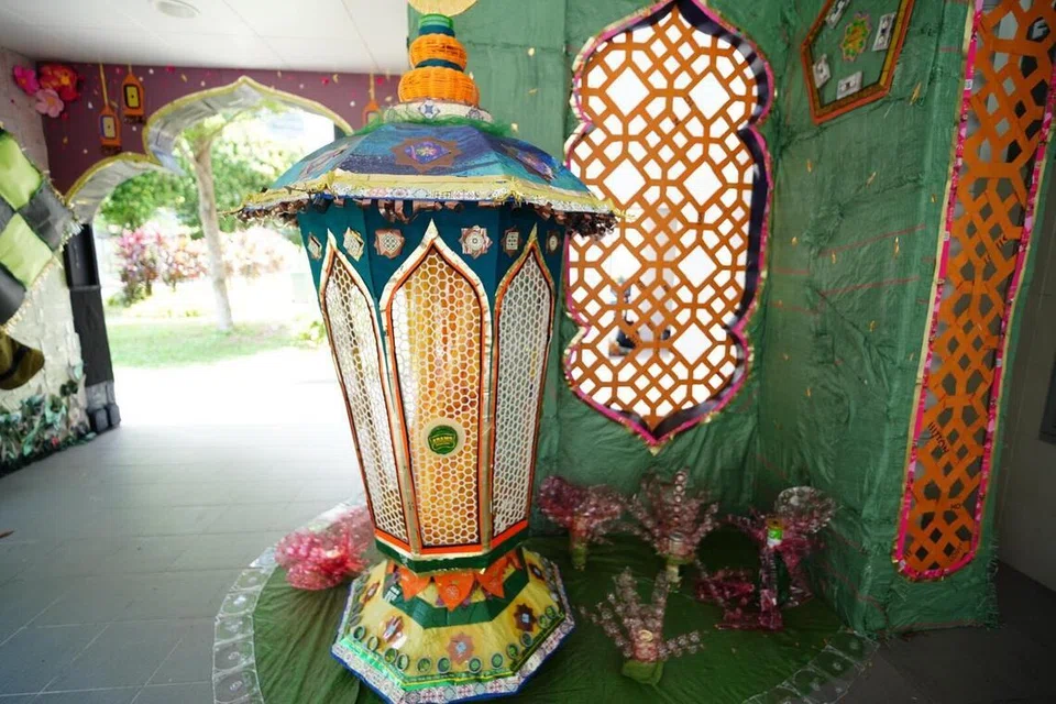 Cik Anitha Tamilmaran, artis bebas, kolong Blok 19 Cantonment Close, hiasan Hari Raya, berasaskan bahan kitar semula