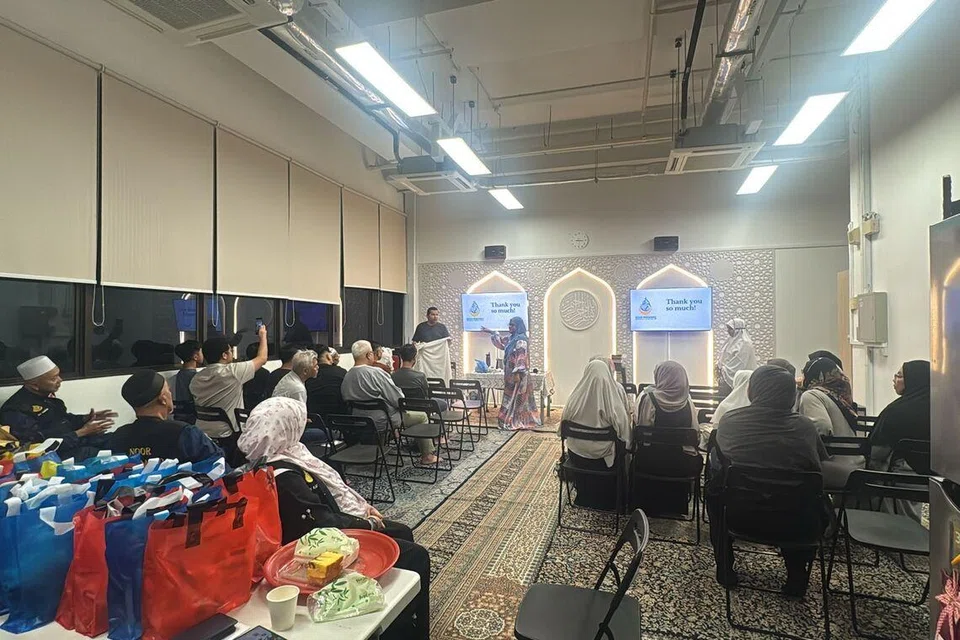 Pengarah Noor Mohamad Services & Travel, Ustazah Juyda Noor Mohamad (berdiri tengah) mengajar kelas manasik umrah dalam bahasa Inggeris.