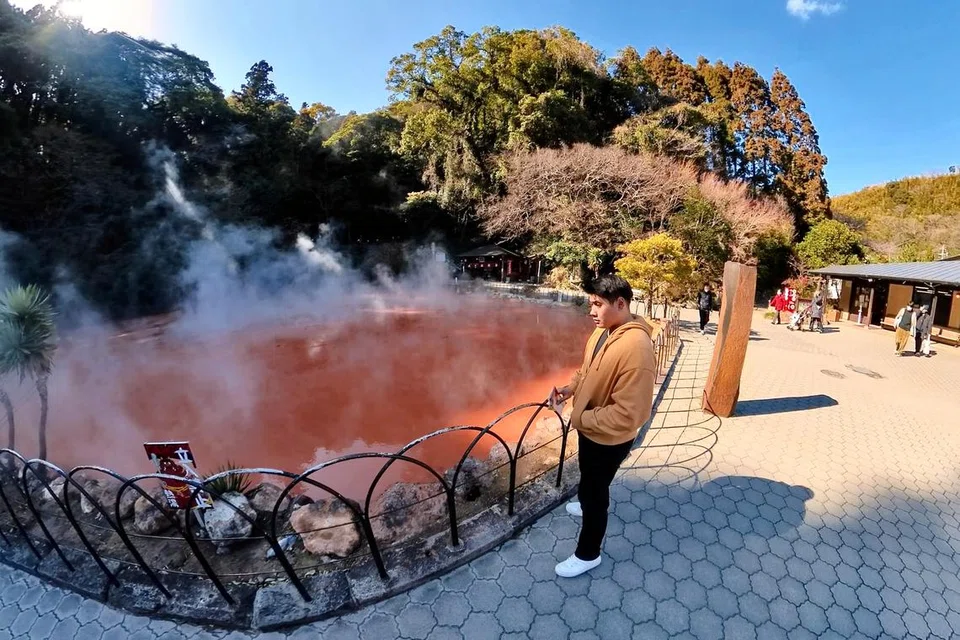 Encik Muhamad Fariqqin Anuar berkunjung ke mata air panas Chinoike Jigoku, atau ‘Blood Pond Hell’ di Beppu, Jepun pada Januari 2023. Ia terlalu panas untuk manusia berendam.