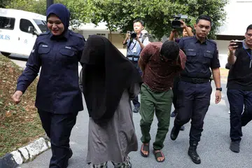Seorang bapa berusia 44 tahun (dua dari kanan) dijatuhi hukuman penjara 20 tahun dan lima sebatan di Mahkamah Seksyen Seremban, Negeri Sembilan, selepas mengaku bersalah atas pertuduhan merogol anak kandungnya sehingga melahirkan dua anak. Dia dan isteri (dua dari kiri) turut didakwa atas kesalahan memiliki pil dadah jenis ‘yaba’.
