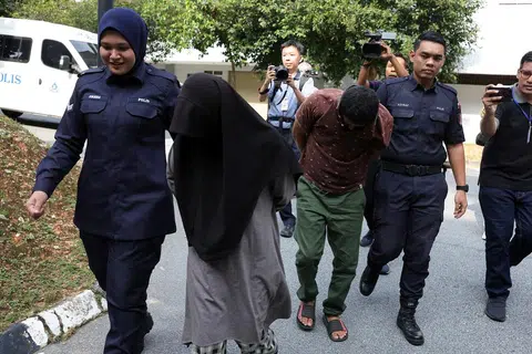 Seorang bapa berusia 44 tahun (dua dari kanan) dijatuhi hukuman penjara 20 tahun dan lima sebatan di Mahkamah Seksyen Seremban, Negeri Sembilan, selepas mengaku bersalah atas pertuduhan merogol anak kandungnya sehingga melahirkan dua anak. Dia dan isteri (dua dari kiri) turut didakwa atas kesalahan memiliki pil dadah jenis ‘yaba’.