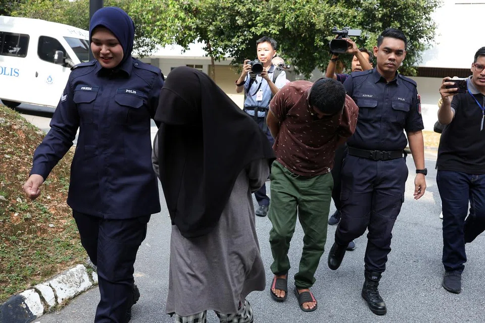 Seorang bapa berusia 44 tahun (dua dari kanan) dijatuhi hukuman penjara 20 tahun dan lima sebatan di Mahkamah Seksyen Seremban, Negeri Sembilan, selepas mengaku bersalah atas pertuduhan merogol anak kandungnya sehingga melahirkan dua anak. Dia dan isteri (dua dari kiri) turut didakwa atas kesalahan memiliki pil dadah jenis ‘yaba’.