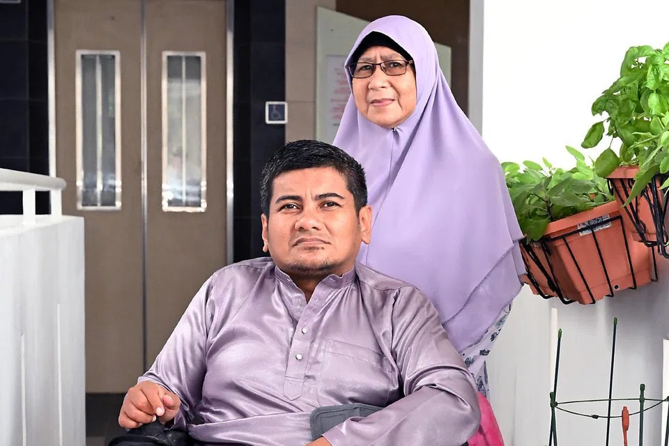 Encik Mohamed Zahid Mohd Yassin dilahirkan dengan kakinya lumpuh dan perlu dibantu oleh ibunya, Cik Zarimah Mohamed Harun, untuk ke mana-mana. Pengalaman ini mendorong beliau memutuskan untuk menggalas tanggungjawab menjaga ibunya sebagai cara membalas budi orang tuanya. 