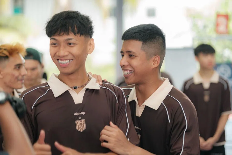 JALIN HUBUNGAN ERAT: Encik Khairulanwar Razali (kiri) dan Encik Sheqal Armanda Sabarrudin memulakan daya usaha, ‘The Community’ di mana mereka berusaha menjalin hubungan erat dengan masyarakat belia dengan menganjurkan acara seperti perlawanan futsal dan kegiatan larian.