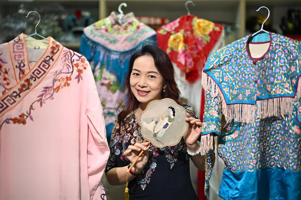 Cik Cai Bi Xia berkongsi bahawa latihan opera Cina sangat meletihkan, namun beliau tabahkan hati, seperti yang dinasihati gurunya, “cekalkan hati”.