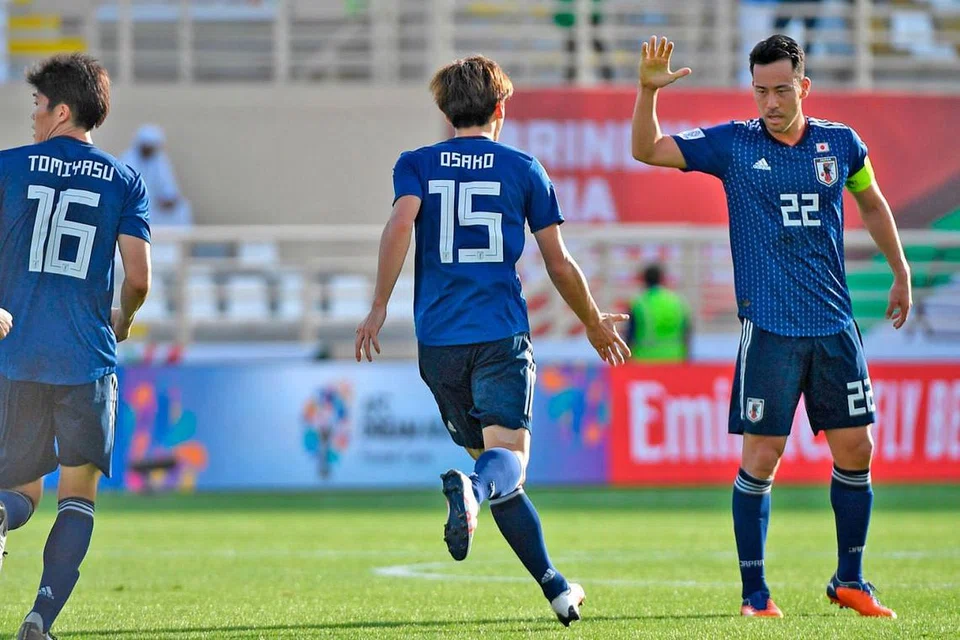 RAI KEMENANGAN: Kapten Jepun Maya Yoshida (kanan) meraikan jaringan gol ketika Jepun menentang Turkmenistan dalam perlawanan Kumpulan F. - Foto AFP