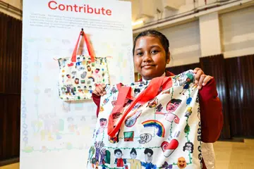 SUMBANG KARYA SENI: Murid darjah lima Sekolah Persatuan Golongan Berkeperluan Khas (APSN) Chaoyang, Nur Fazira Mohd Nuruddin, adalah antara 41 pelukis kurang upaya yang menyumbang karya seni bagi rekaan pek Perbarisan Hari Kebangsaan (NDP) 2025.