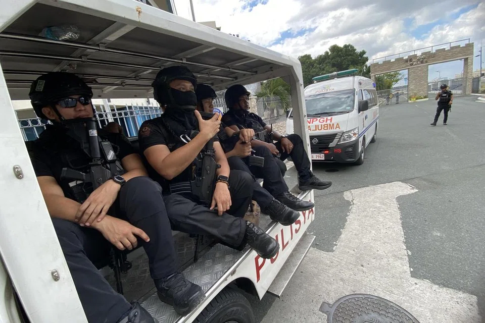 Pasukan keselamatan berkawal di luar sebuah pangkalan udara tentera yang dipercayai menjadi lokasi mantan Presiden Filipina, Encik Rodrigo Duterte, dibawa sebaik sahaja tiba di Lapangan Terbang Antarabangsa Manila pada 11 Mac. Encik Duterte telah ditahan sejurus selepas ketibaannya dari Hong Kong selepas waran tangkap daripada Mahkamah Jenayah Antarabangsa (ICC) diserahkan kepadanya. Pejabat Komunikasi Presiden mengesahkan penahanan tersebut dan menyatakan bahawa Polis Antarabangsa (Interpol) di Manila menerima waran berkenaan.