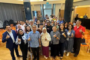Bilangan penyalahguna dadah muda yang berusia bawah 20 tahun meningkat 11 peratus dari 2022 hingga 2023, dan akan terus meningkat jika masyarakat tidak menangani isu tersebut dengan tegas, kata Menteri Negara (Ehwal Dalam Negeri merangkap Pembangunan Negara), Profesor Madya Dr Muhammad Faishal Ibrahim (barisan hadapan, tiga dari kiri). Beliau menyatakan demikian dalam hantaran di Facebook pada 26 Ogos selepas menghadiri seminar keibubapaan anjuran Campus Legends dan Majlis Mencegah Penyalahgunaan Dadah Kebangsaan (NCADA). Seminar tersebut dianjurkan bagi memberikan panduan dan alat untuk ibu bapa mengadakan perbualan yang bermakna dengan anak-anak mereka mengenai bahaya dadah. Dalam catatannya juga, beliau menekankan peranan penting ibu bapa dalam mendekati dan menasihati anak-anak mereka untuk menjauhi dadah.