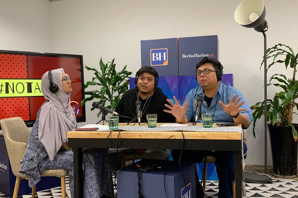 KONGSI-KONGSI: Hos Podcast #NoTapis, wartawan Berita Harian, Shahida Sarhid, bersama Suhaimi Yusof berinteraksi dengan tetamu undangan Akeem Jahat baru-baru ini. - Foto BM oleh SITI AISYAH NORDIN
