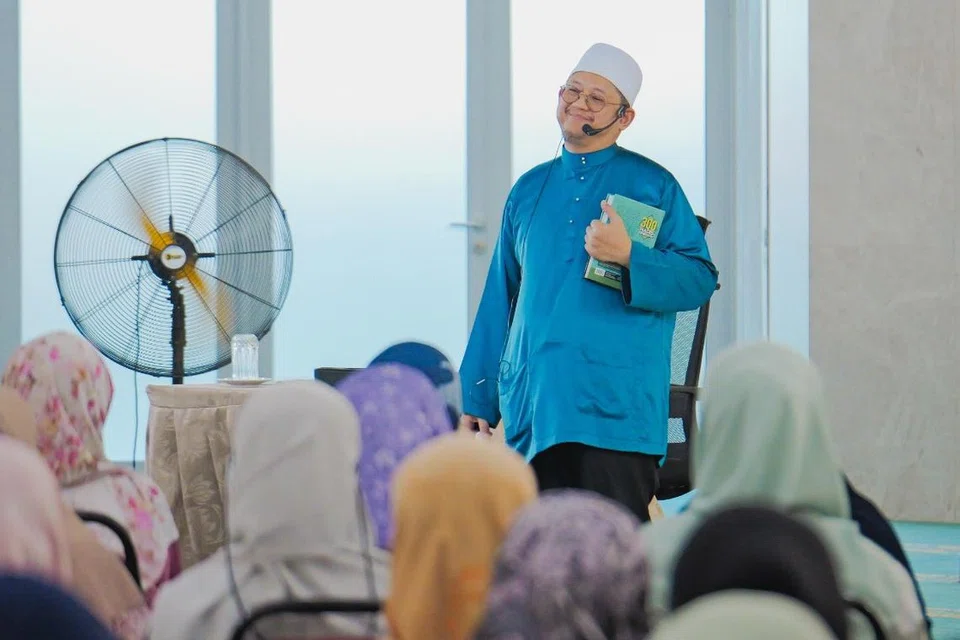 Segmen ‘Forum Santunan Emas – Fiqh Pesakit’ dalam acara Festival Masyarakat 2025’ oleh Masjid Darul Makmur, akan dikendalikan oleh mantan Mufti Ustaz Dr Fatris Bakaram (berdiri), bersama Ustaz Jazair Jummat dan Ustaz Saiful Adli, pada 20 Julai. 
