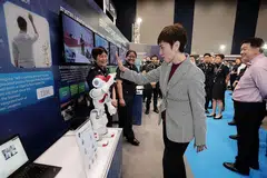 TINJAU TEKNOLOGI BARU: Cik Teo meninjau robot yang menggunakan teknologi PowerAI Vision di pameran Pasukan Polis Singapura (SPF) semasa menghadiri Seminar Pelan Kerja Home Team. - Foto BH oleh KELVIN CHNG