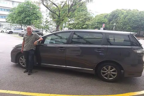SIKAP POSITIF: Pemandu Grab enam tempat duduk, Encik Israp Salleh, 63 tahun, berkata pendapatannya terjejas lebih 50 peratus. Namun, beliau bersikap positif dan menasihatkan pemandu lain supaya sabar dan tabah. Beliau harap keadaan akan bertambah baik dengan kelonggaran peraturan membolehkan hingga lima orang keluar bersama. - Foto ihsan oleh ISRAP SALLEH